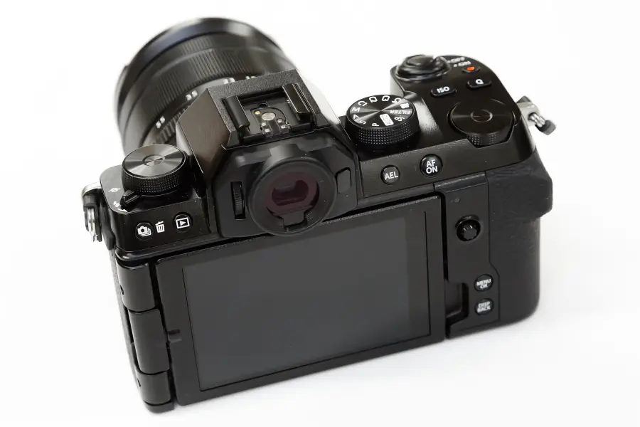 Recensione Fujifilm X-S10: Compattezza e Alte Prestazioni_01